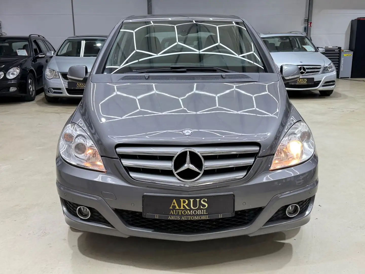 Mercedes-Benz B 180 BLUEEFICIENCY-PDC-SHZ-KLM-1 HAND-TÜV NEU Grau - 2