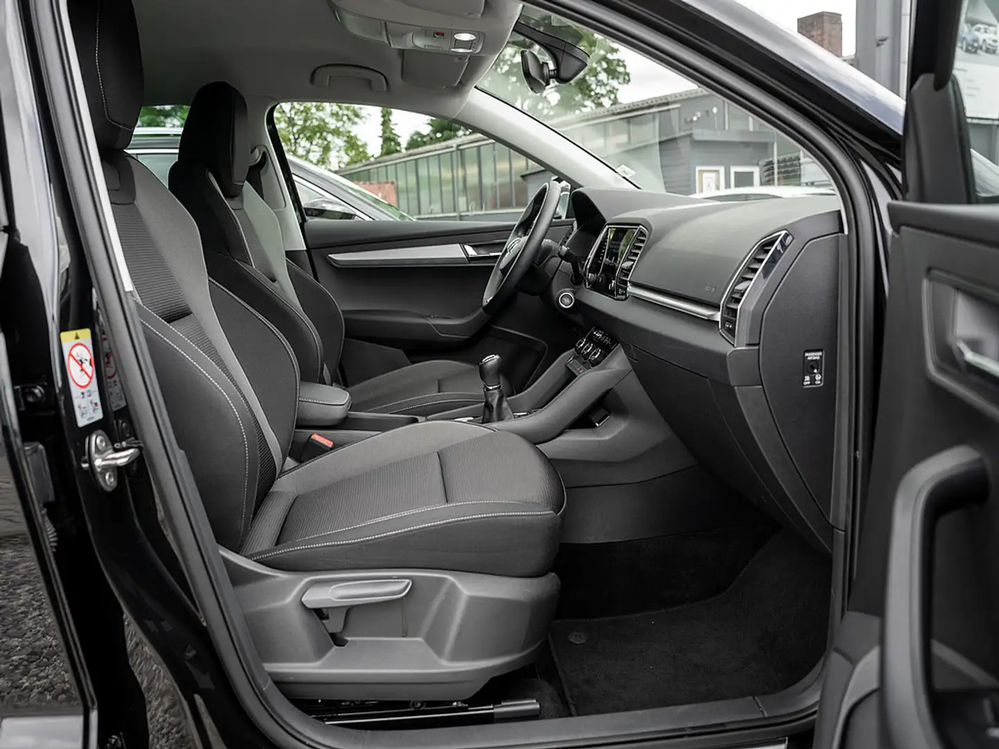Skoda Karoq 1.5 TSI Tour AHK LED FES SHZ GRA ALU Schwarz - 2