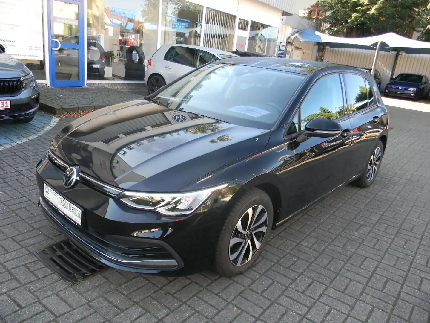 Volkswagen Golf VIII Lim. ACTIVE 1,0 TSI 6 GANG Schwarz - 2