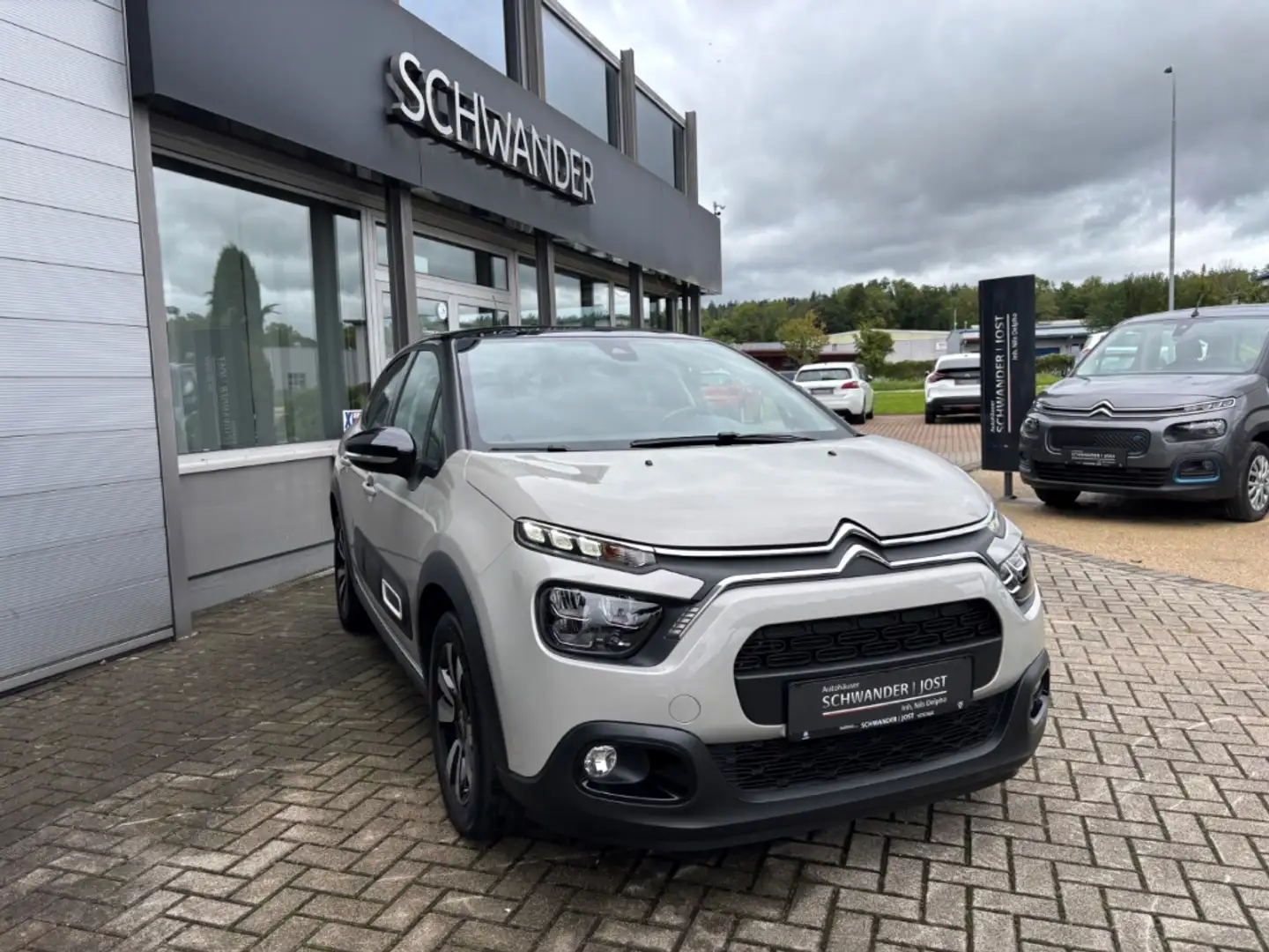 Citroen C3 Shine 1.2 PureTech 110 EU6d Beige - 2