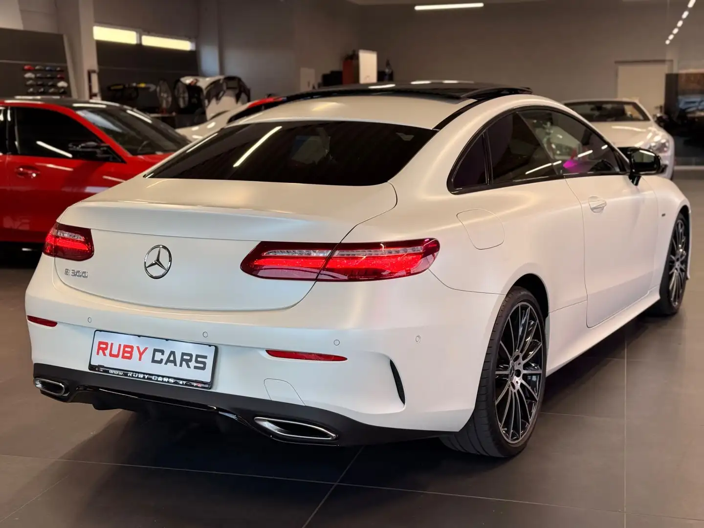 Mercedes-Benz E 300 Aut. Edition 1 AMG Line Weiß - 2