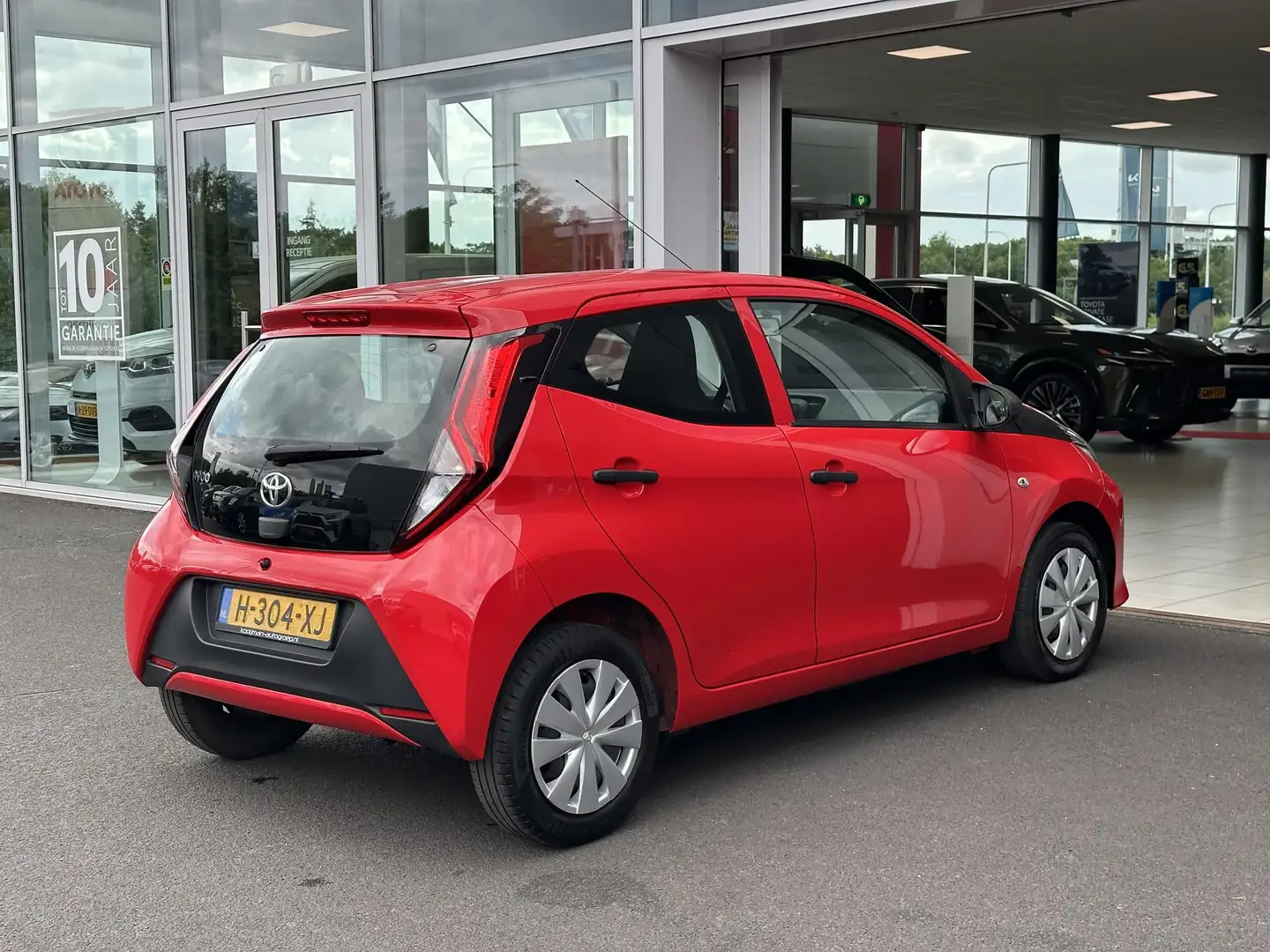 Toyota Aygo 1.0 VVT-i x-fun Airco | Bluetooth Rood - 2