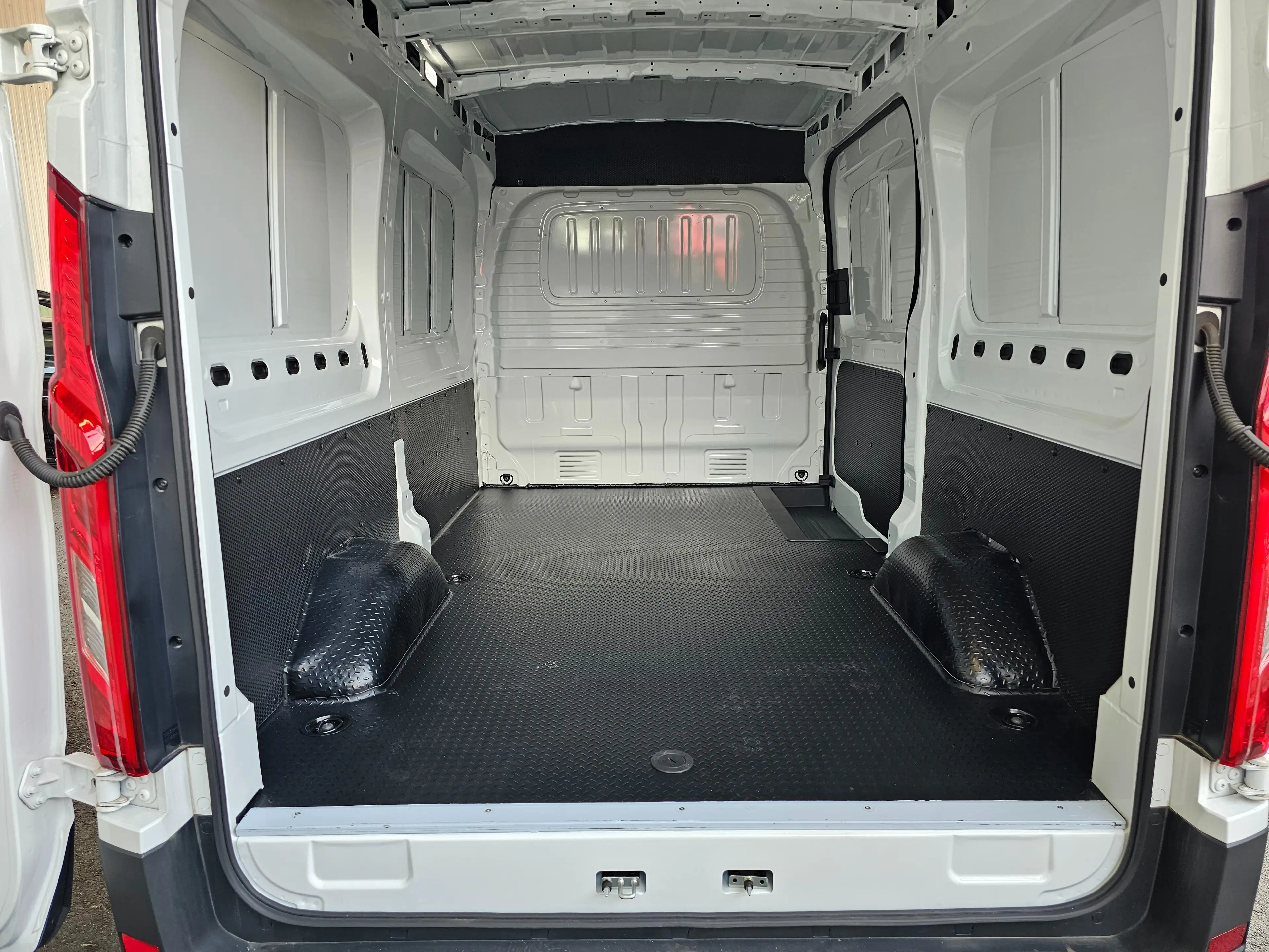 Maxus eDeliver 9 Kasten 72kWh L2H2 — photo 7