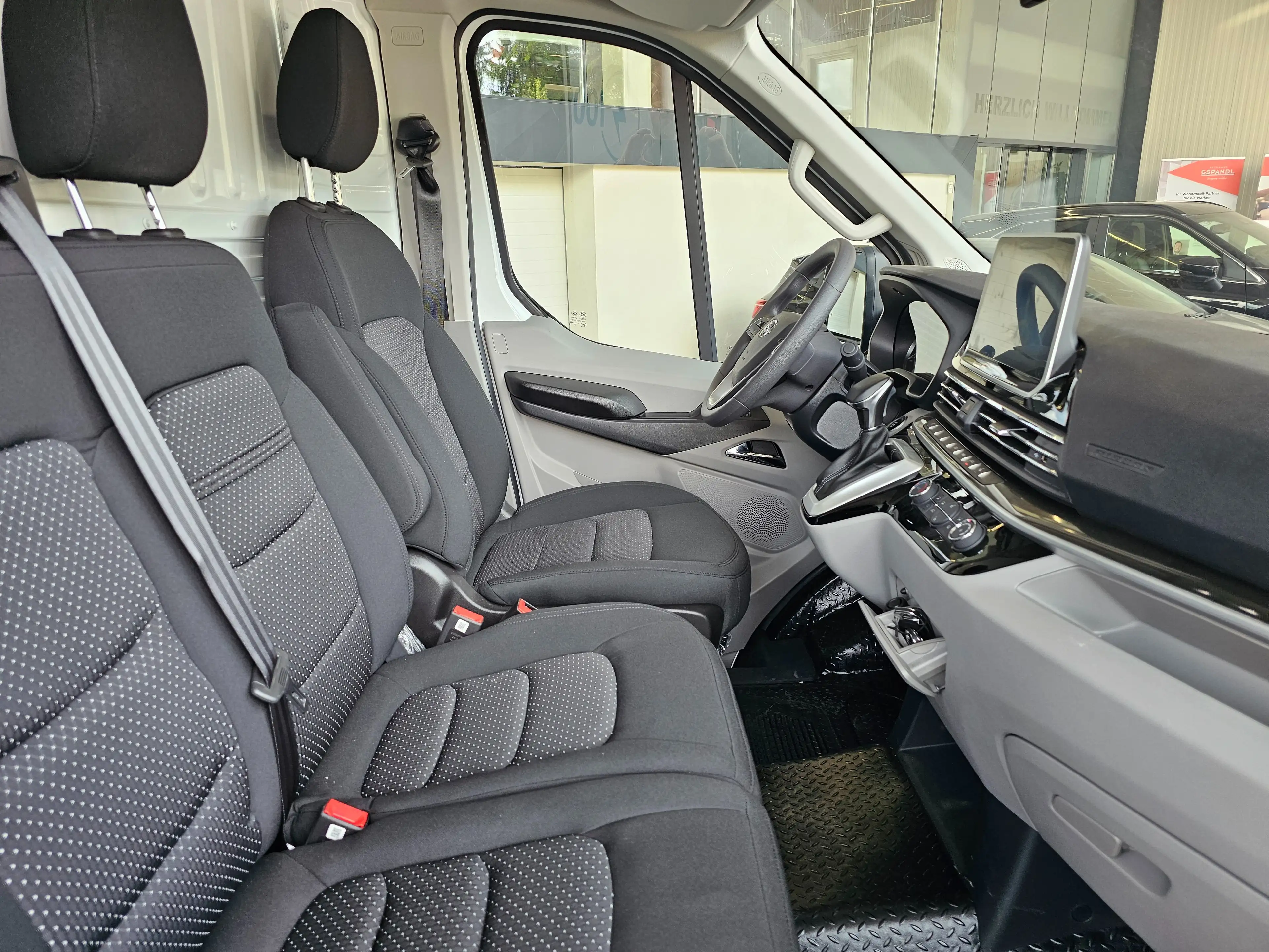Maxus eDeliver 9 Kasten 72kWh L2H2 — photo 11