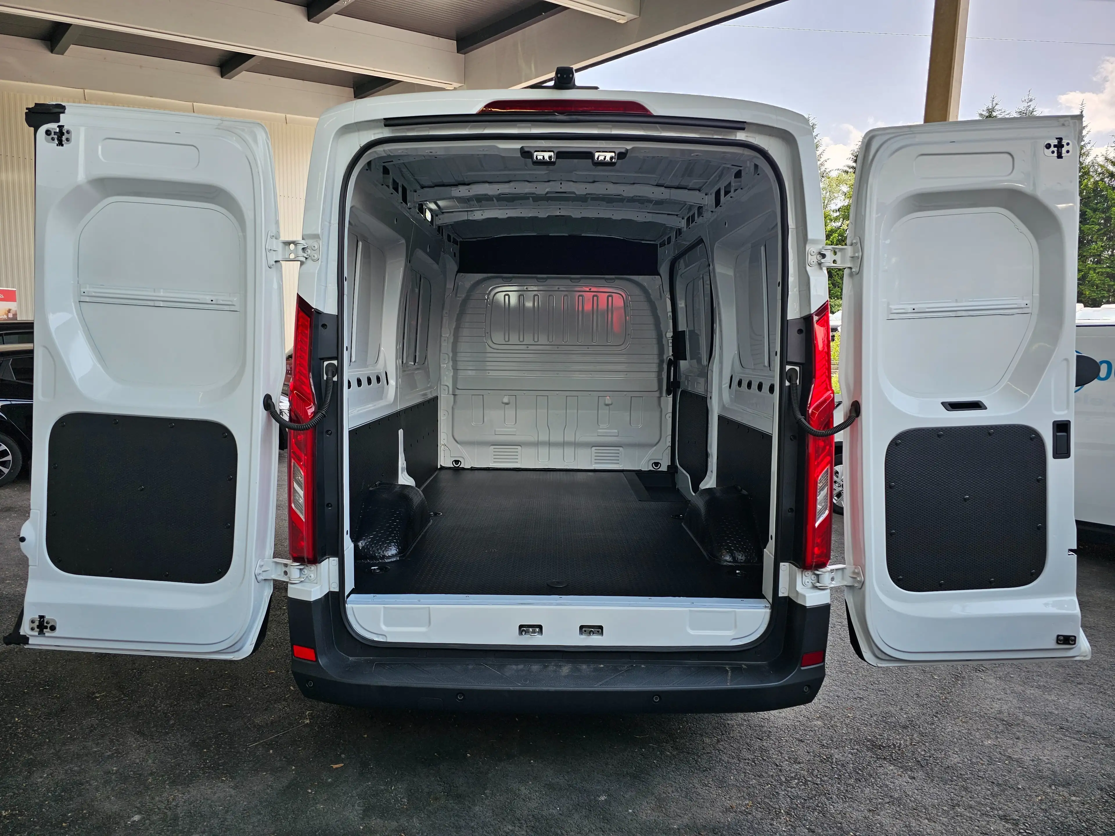 Maxus eDeliver 9 Kasten 72kWh L2H2 — photo 6