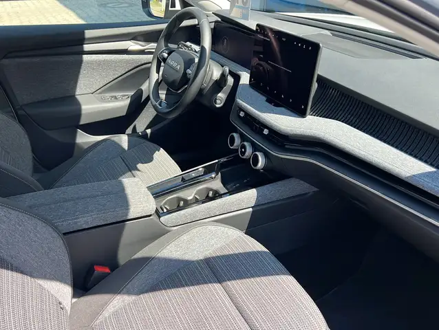 Skoda Superb view 8