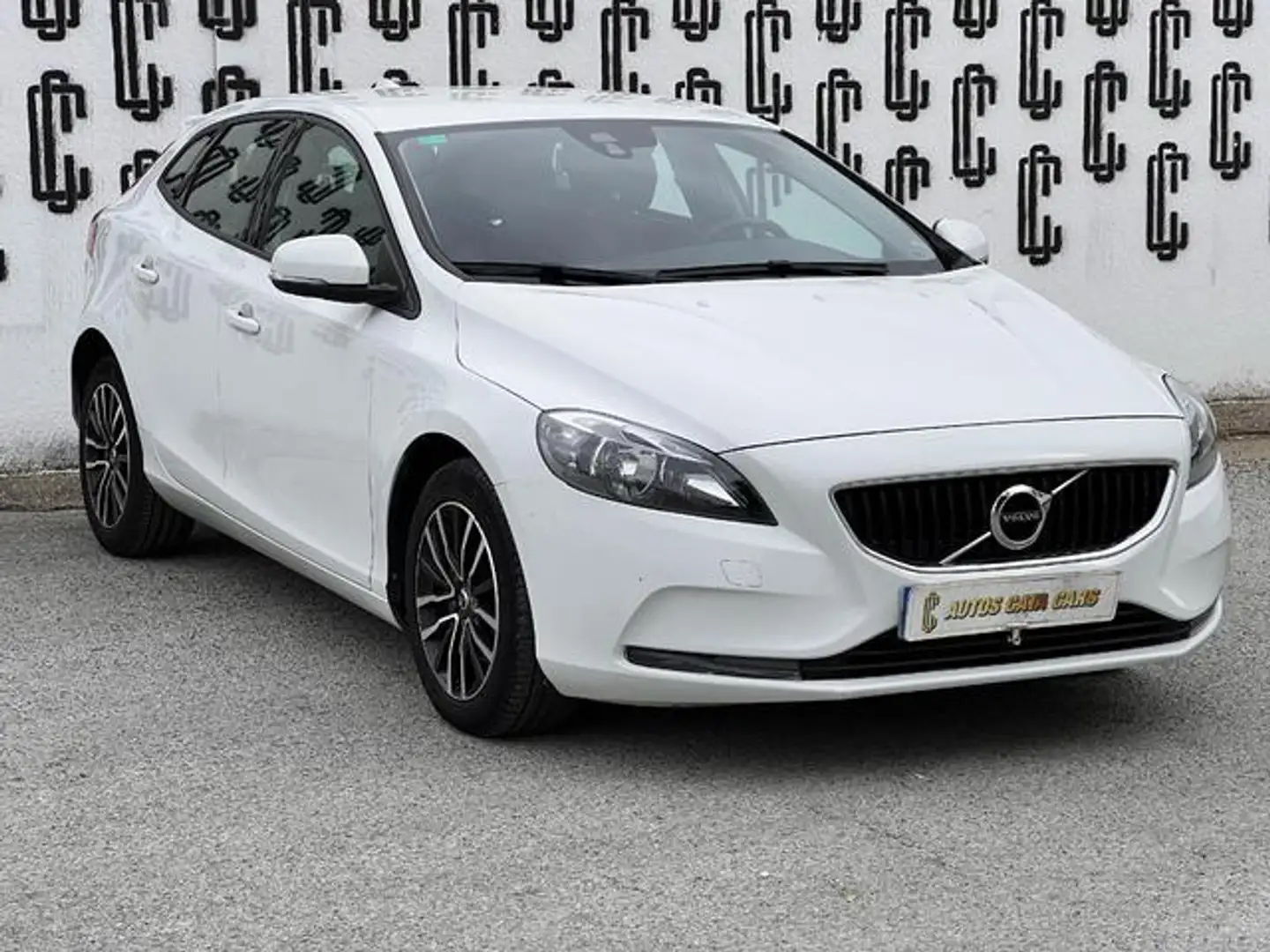 Volvo V40 D3 Momentum Aut. 150 Wit - 1