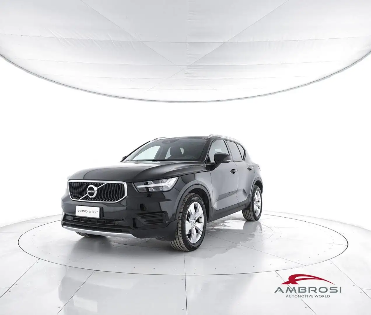 Volvo XC40 T2 Momentum Noir - 1