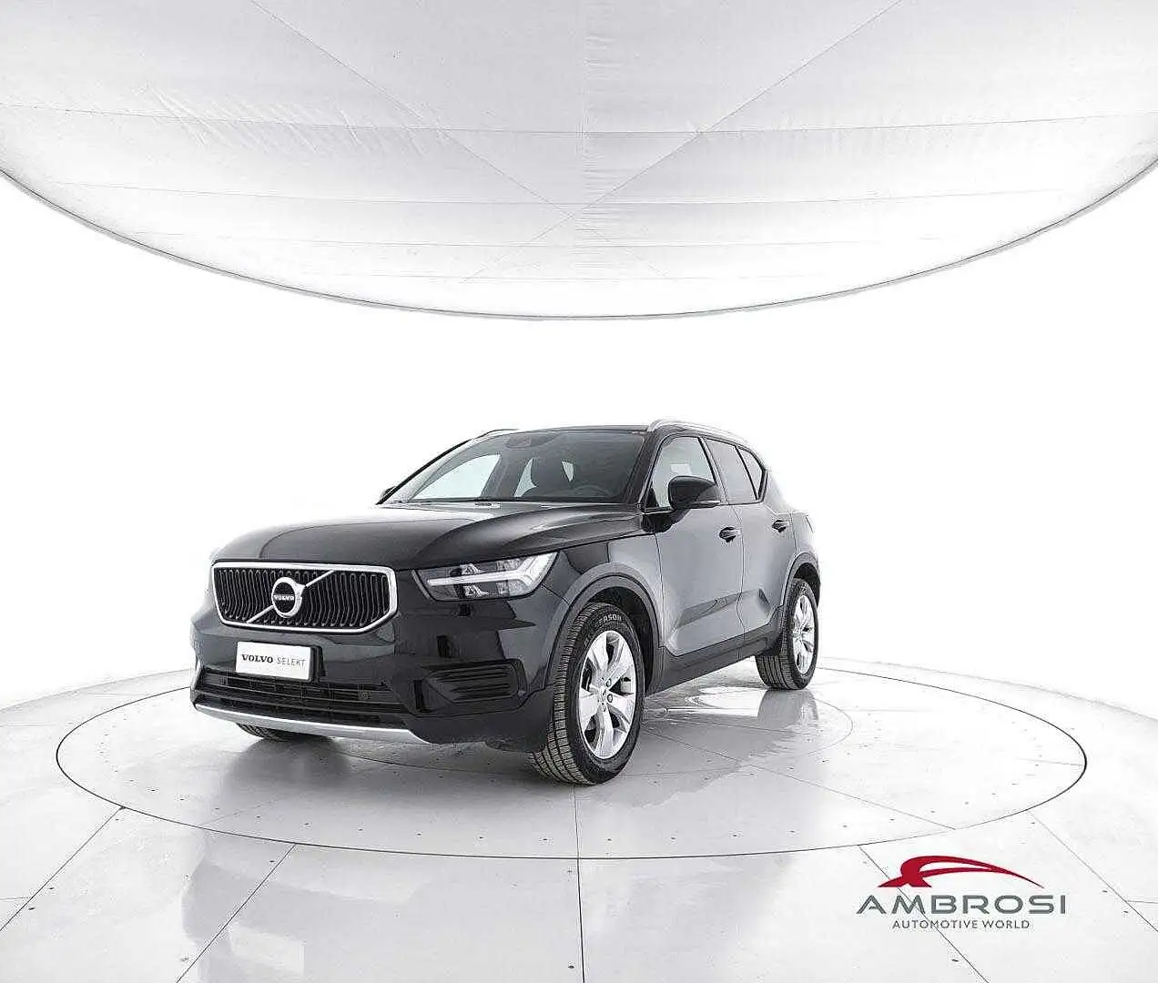 Volvo XC40 T2 Momentum Zwart - 1