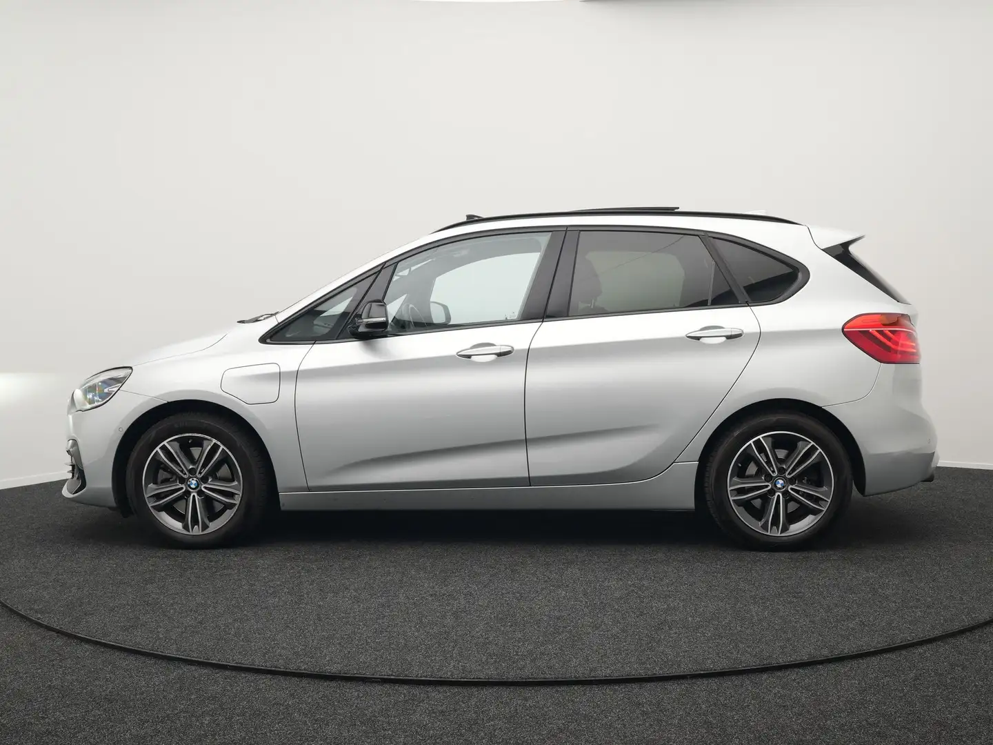 BMW 225 2-serie Active Tourer 225xe iPerformance Sportline Grijs - 2