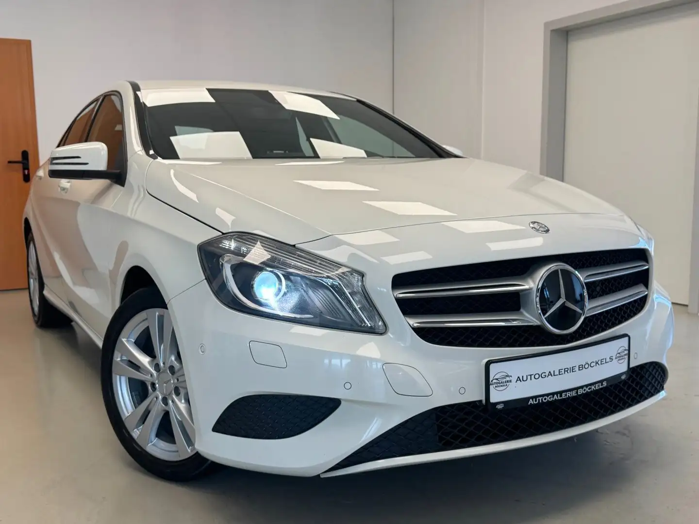 Mercedes-Benz A 180 BlueEfficiency Urban°Bi Xenon°SHZ°Ambiente Weiß - 1