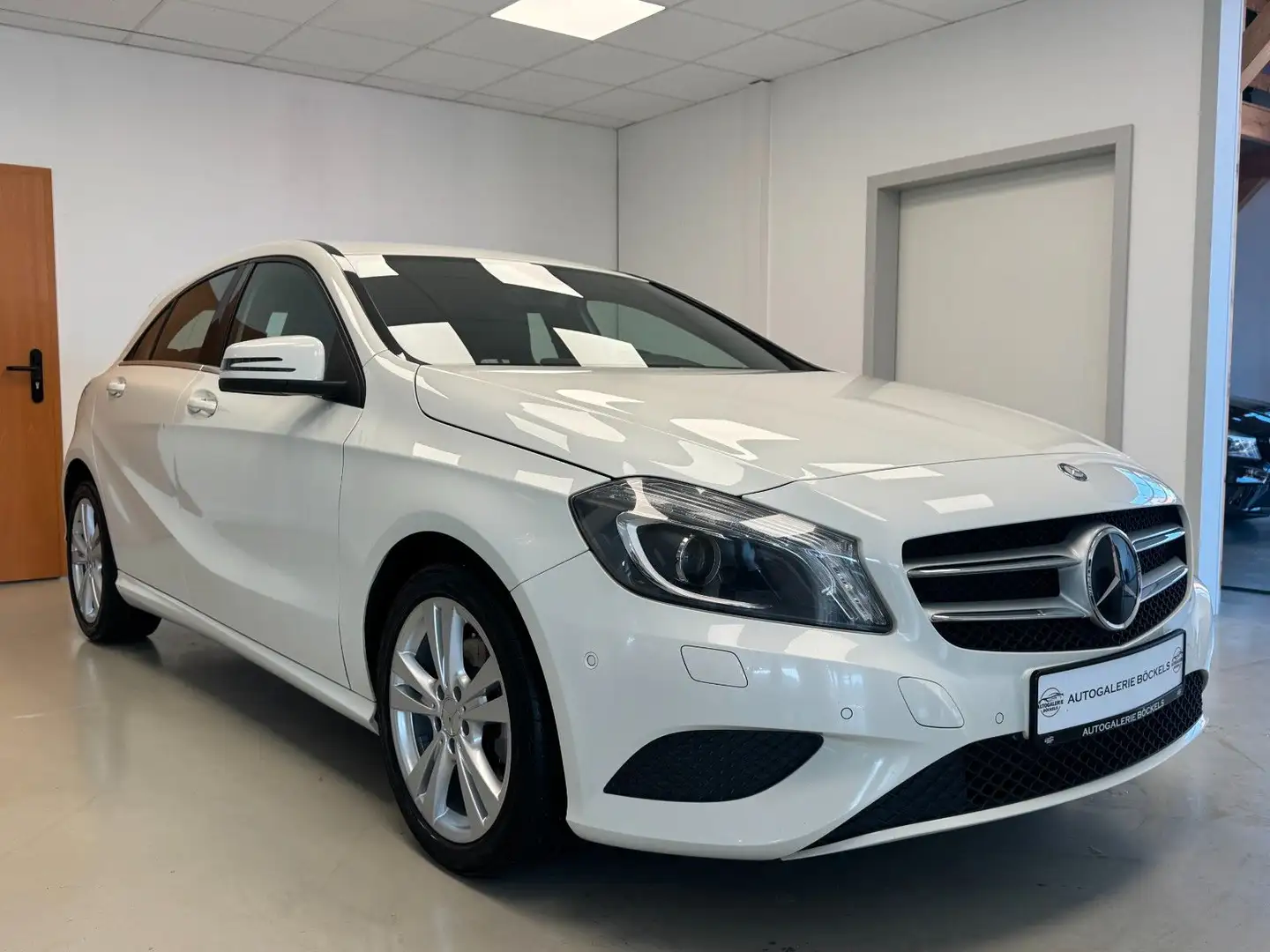 Mercedes-Benz A 180 BlueEfficiency Urban°Bi Xenon°SHZ°Ambiente Weiß - 2