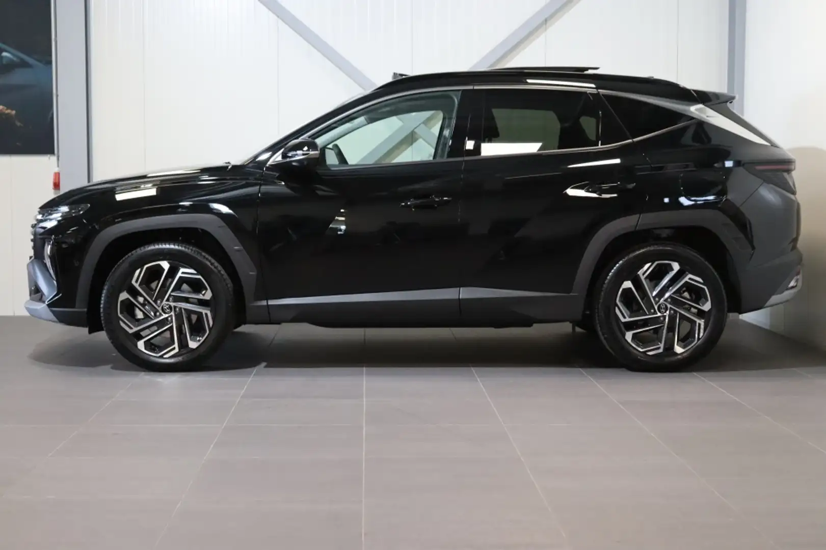 Hyundai TUCSON 1.6 T-GDI HEV Premium Sky | DIRECT LEVERBAAR! | Zwart - 2