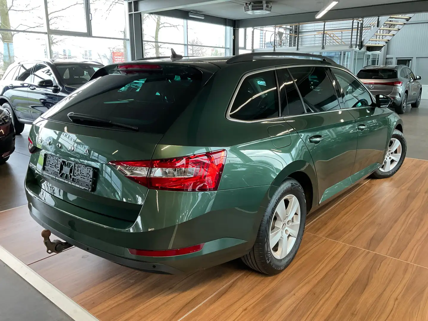 Skoda Superb Superb 2.0 TDI Ambition AHK/SPUR/LED/ACC/DAB Grün - 2