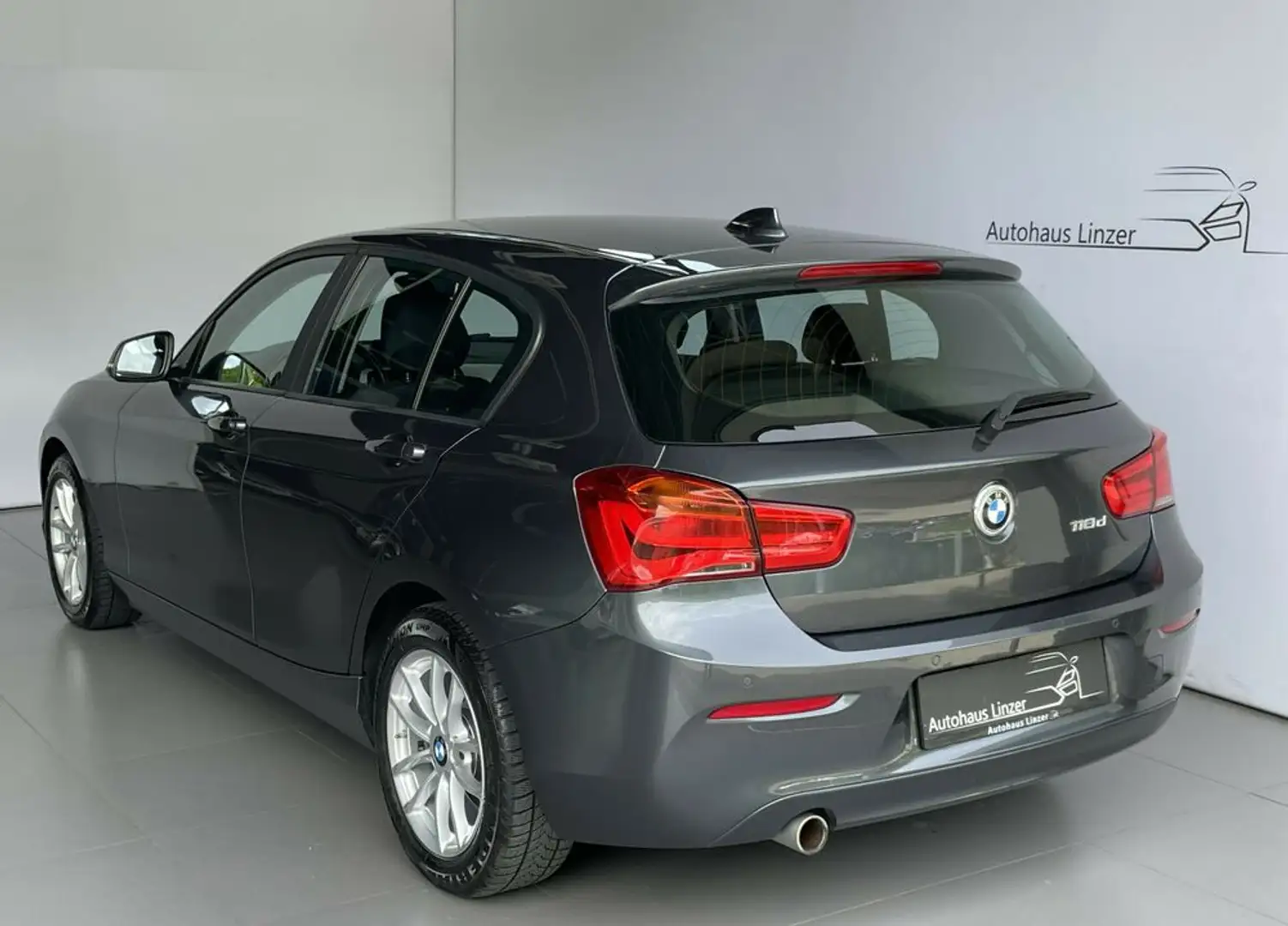 BMW 118 d Advantage Aut. *PDC*Navigation*Klima*Tempomat Grau - 2