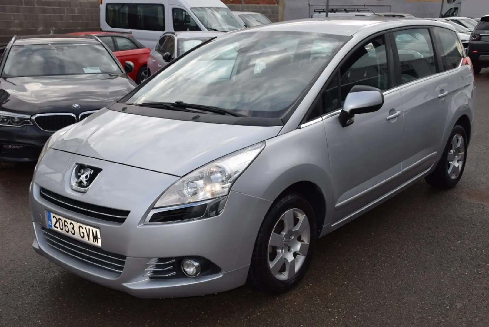 Peugeot 5008 1.6HDI Premium CMP Gris - 2