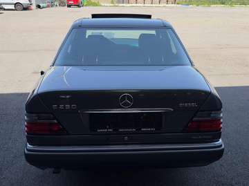 Mercedes-Benz E 250 D AUTOMAAT – OLDTIMER – ABSOLUTE TOPSTAAT