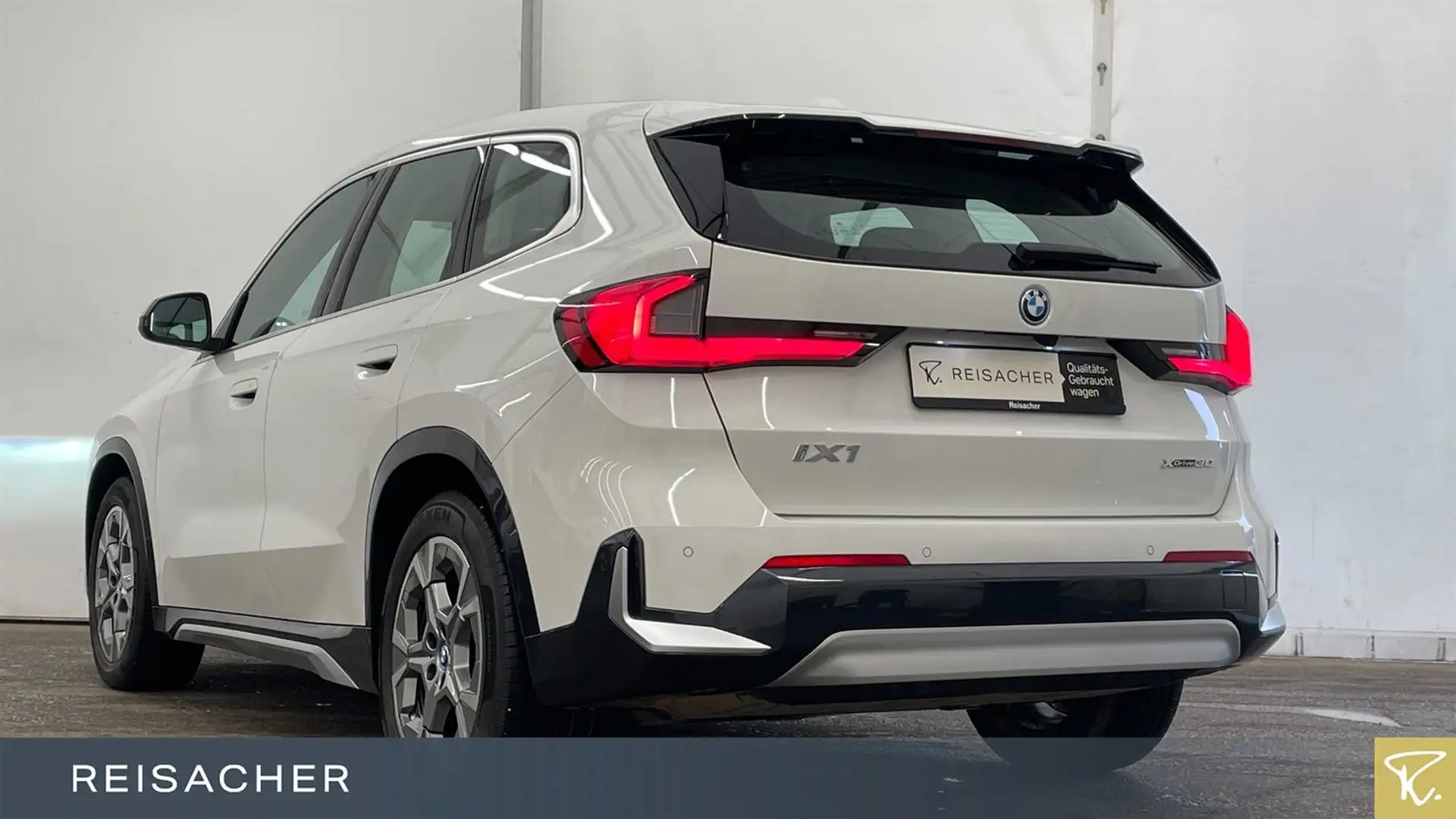 BMW iX1 IX1 A XDRIVE30 PDC RFK SHZ AdaptLED H&K 18" LM Weiß - 2