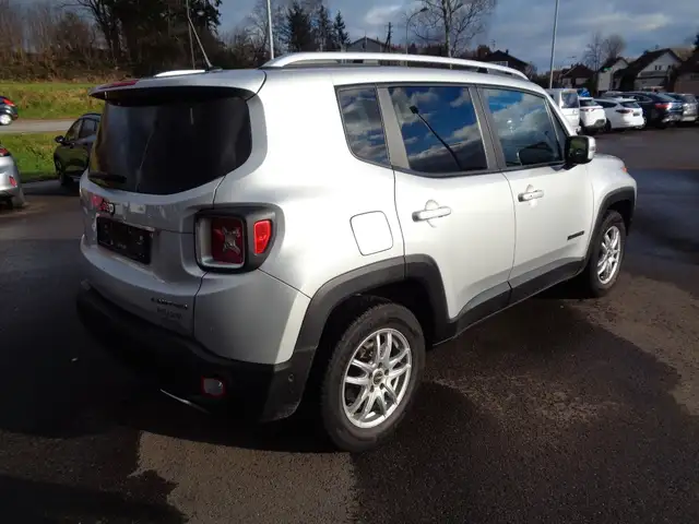 Jeep Renegade view 4