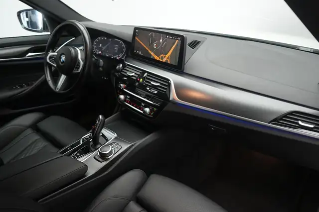 BMW 5 Series view 6