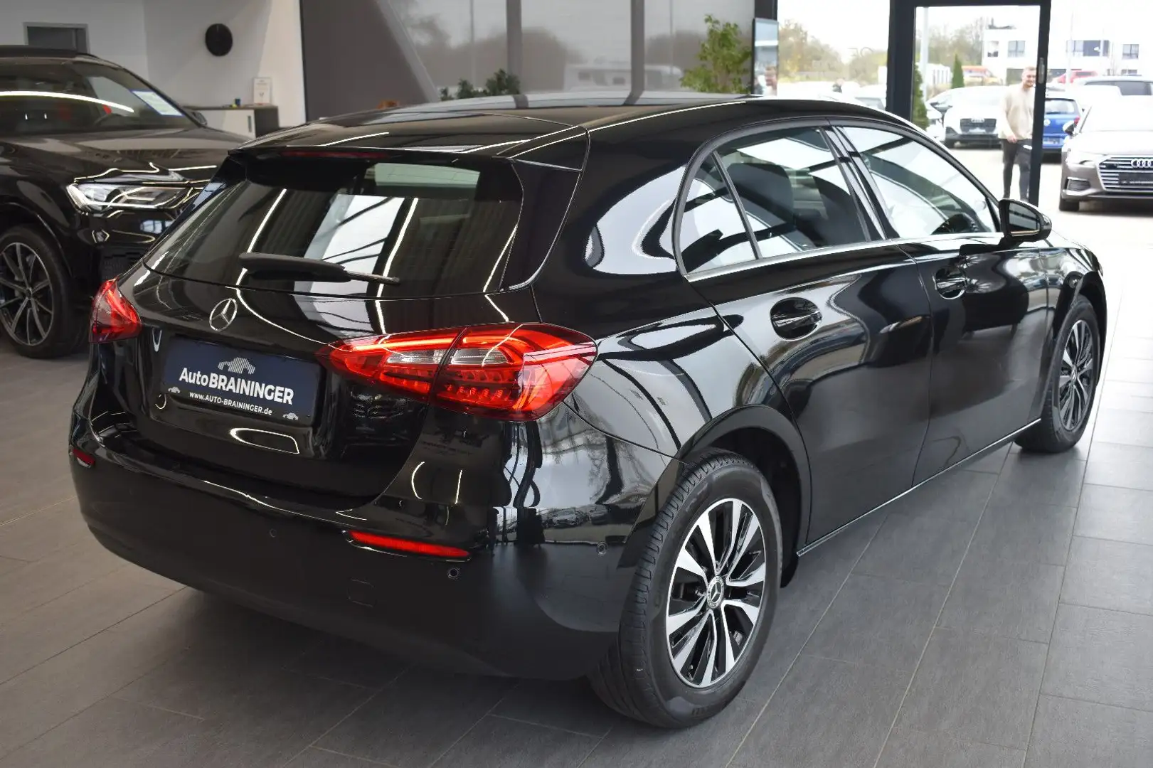 Mercedes-Benz A 200 d 8G-DCT Navi~Distronic~Leder~TotwinkelAss Schwarz - 2