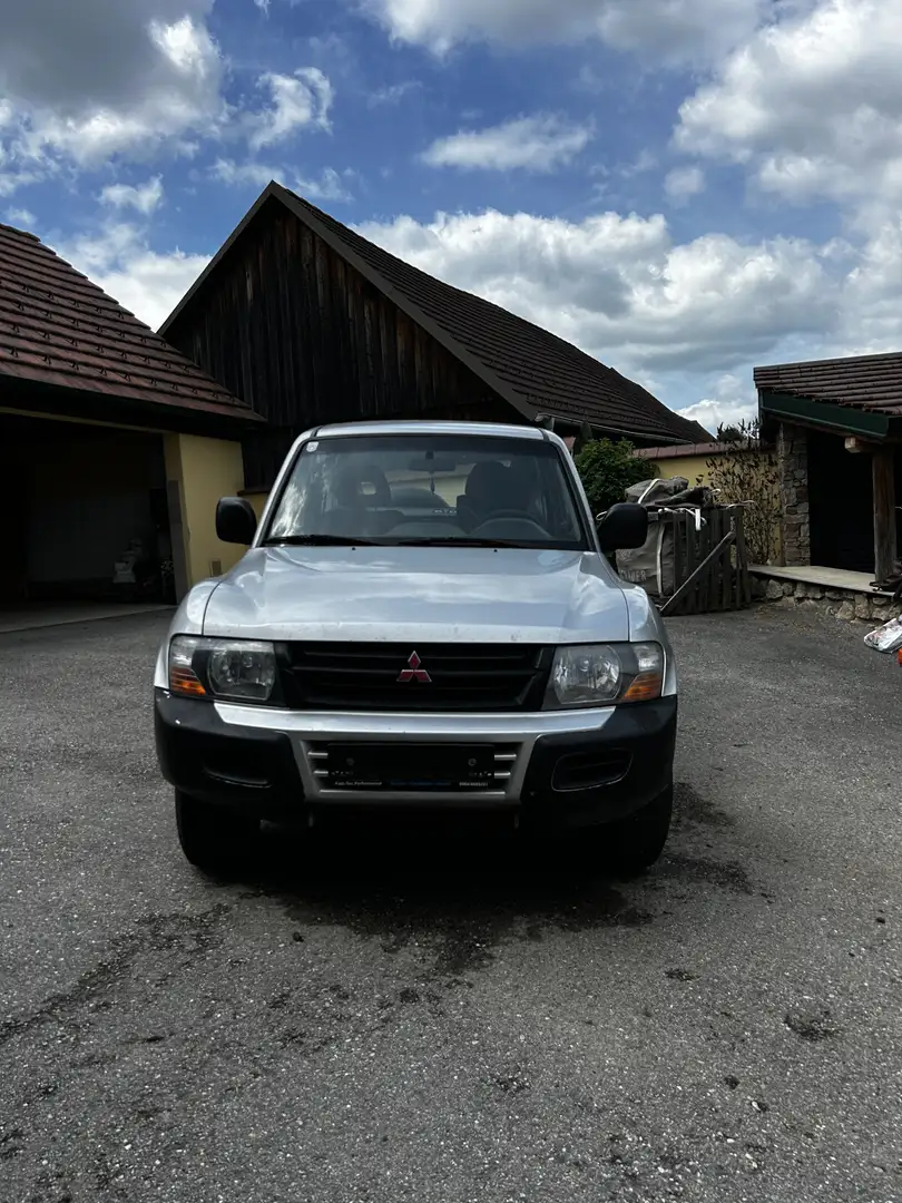 Mitsubishi Pajero GLS 3,2 DI-D TD Silber - 1