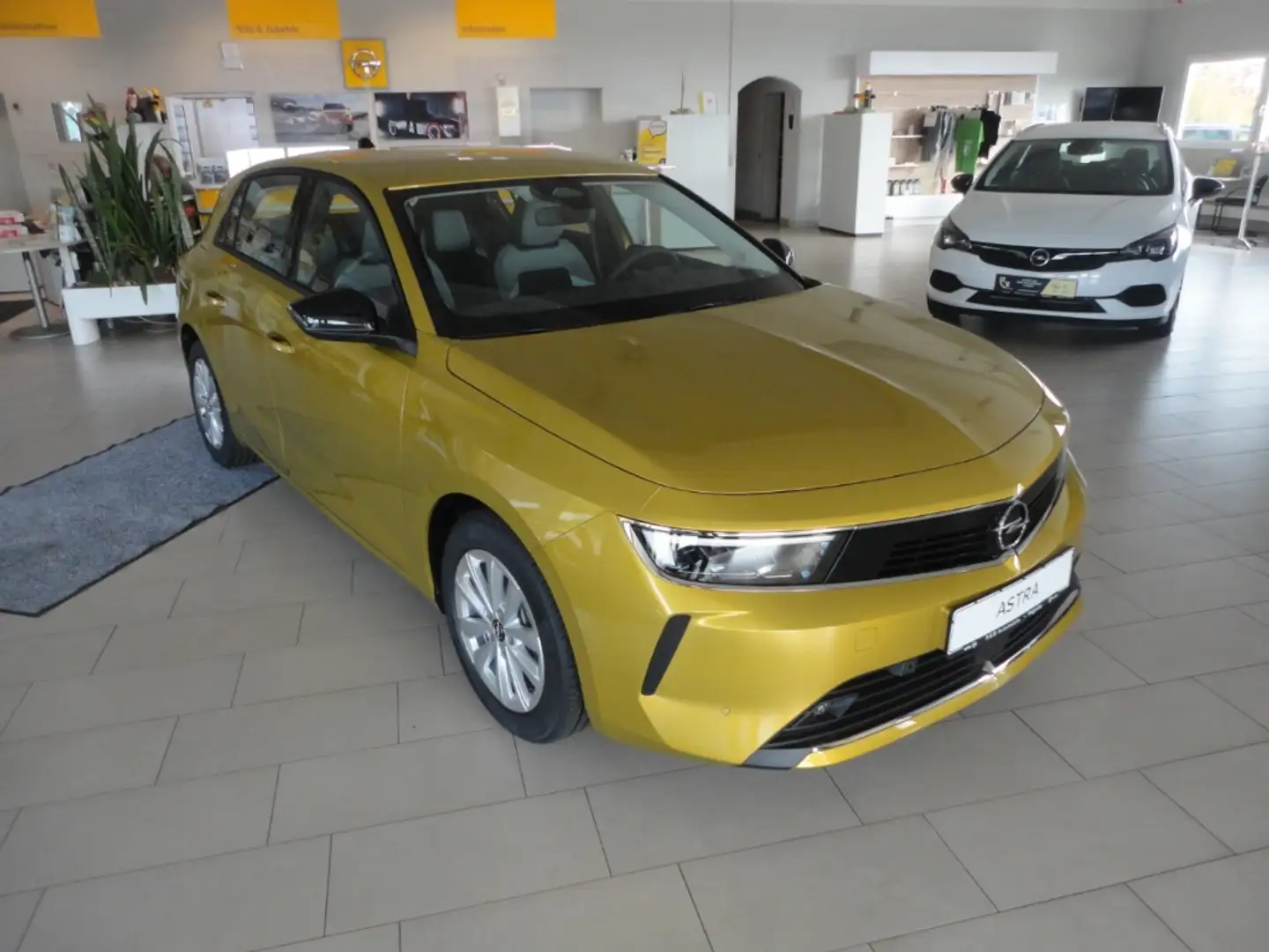 Opel Astra Edition 1.2 Turbo+Klimaanlage+Lenkradheizung+Parks Жовтий - 1