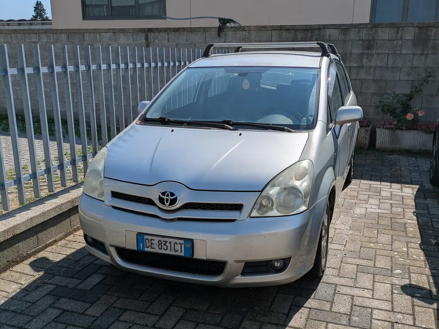 Toyota Corolla Verso 2.2 D-4D 16 Diesel Euro 4 Серебристый - 1