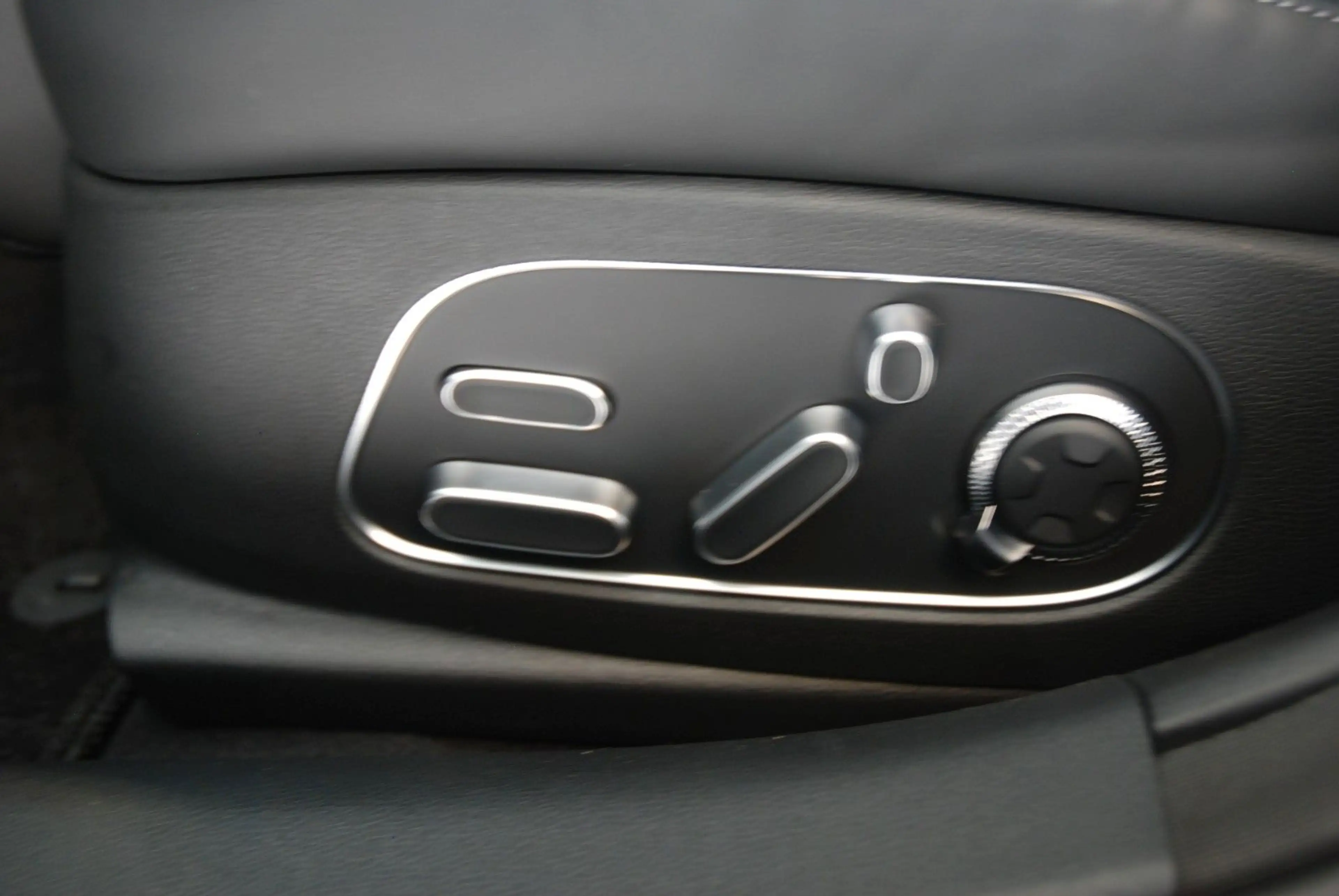 Genesis G90 3.5T MHEV Luxury Plus AWD 4-Sitzer — photo 9