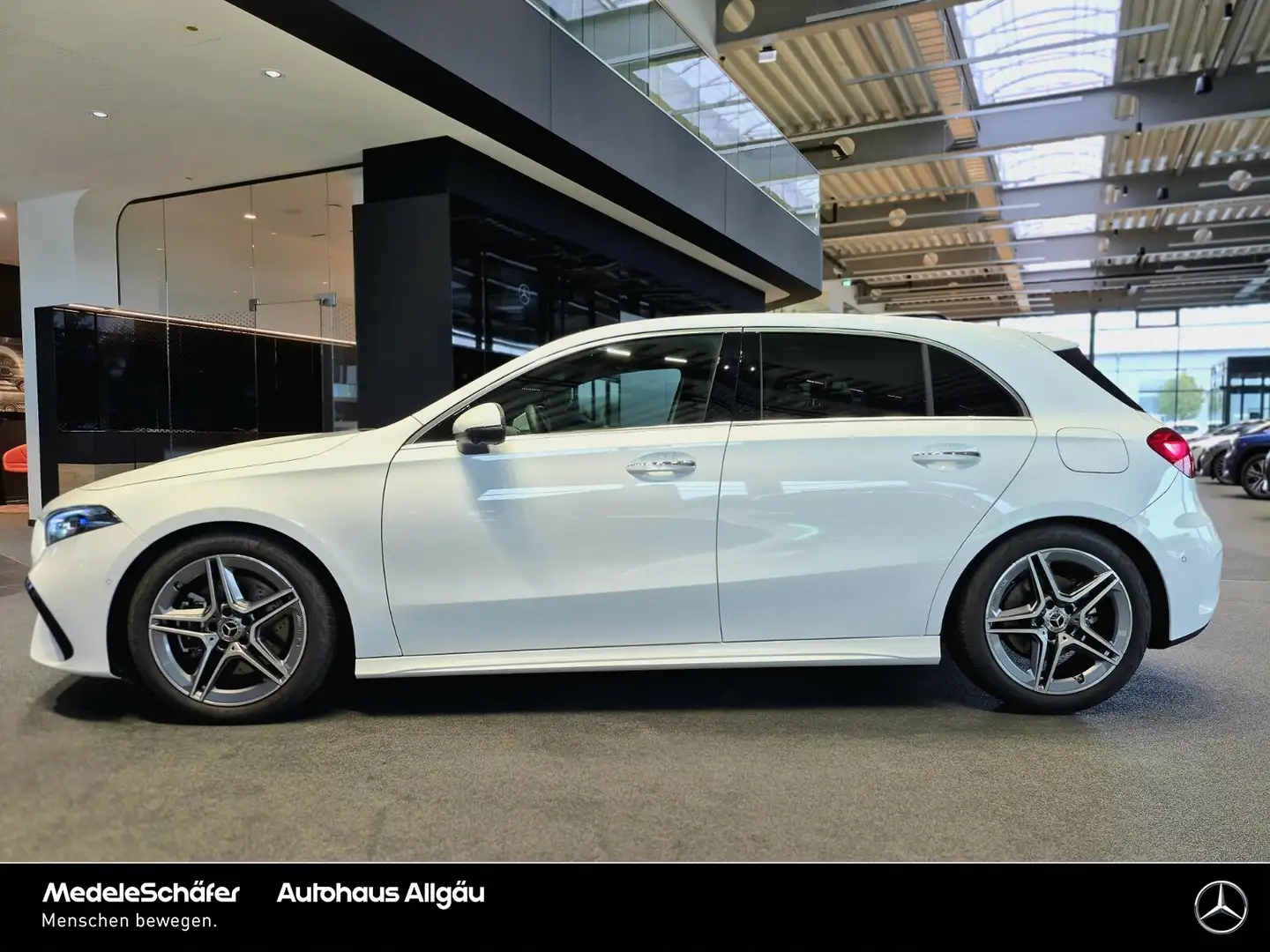 Mercedes-Benz A 220 A 220 d AMG AHK Distronic 360° Multib. Keyless Weiß - 2