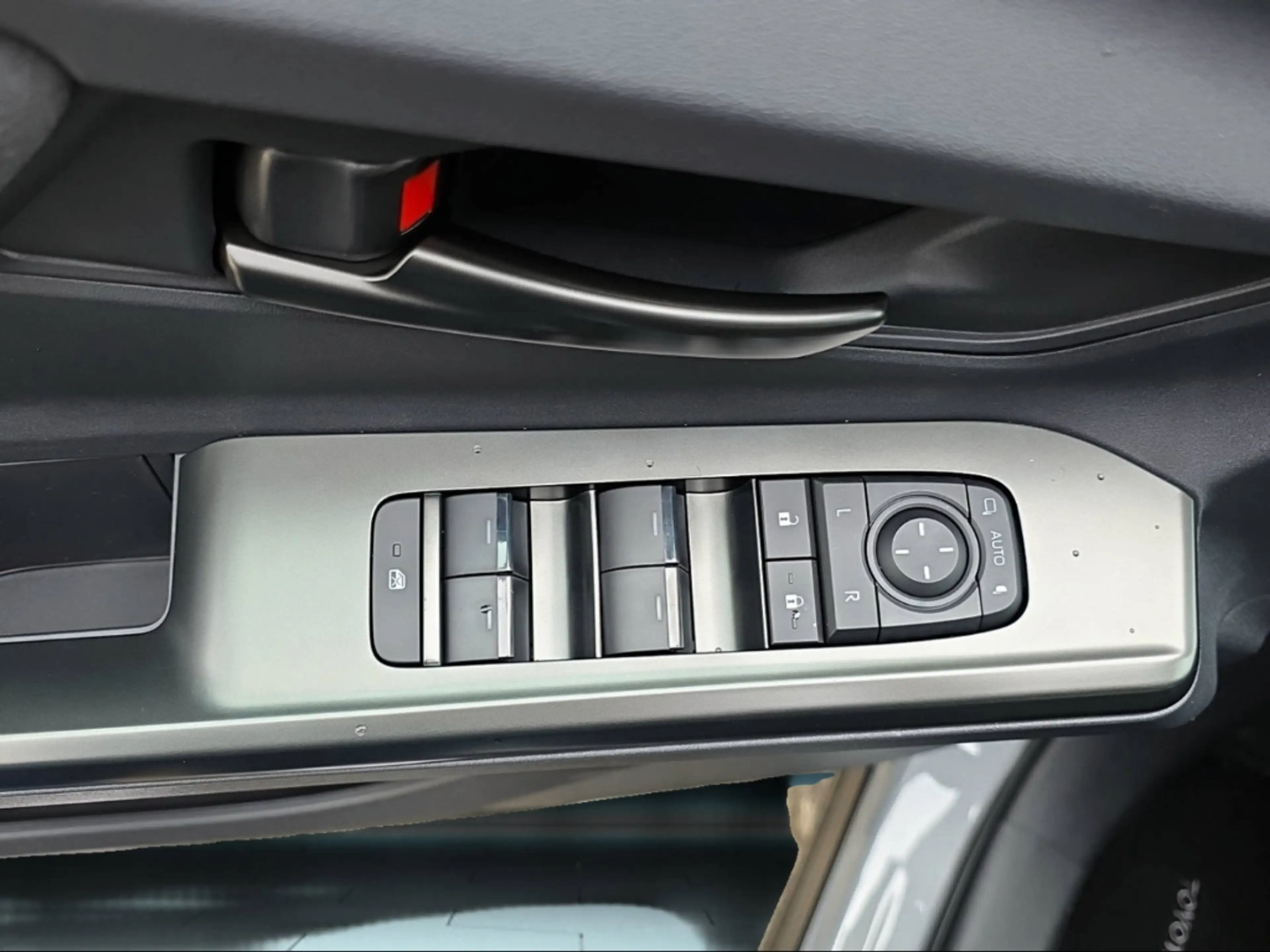 Toyota C-HR+ + Active PDC LED Temp Verkehrszeichenerk. Keyless — photo 11