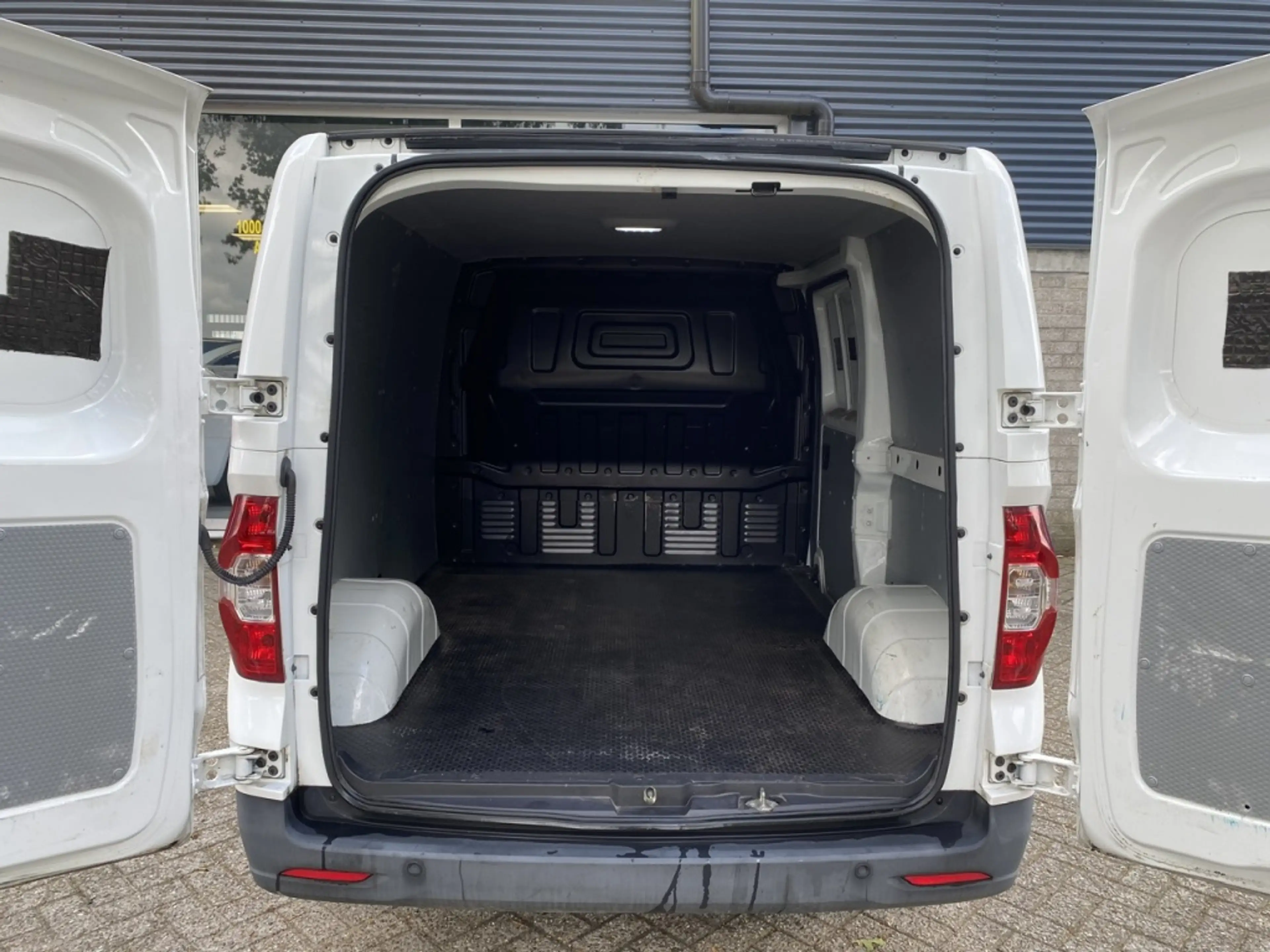 Maxus eDeliver 3 SWB 53 kWh — photo 16