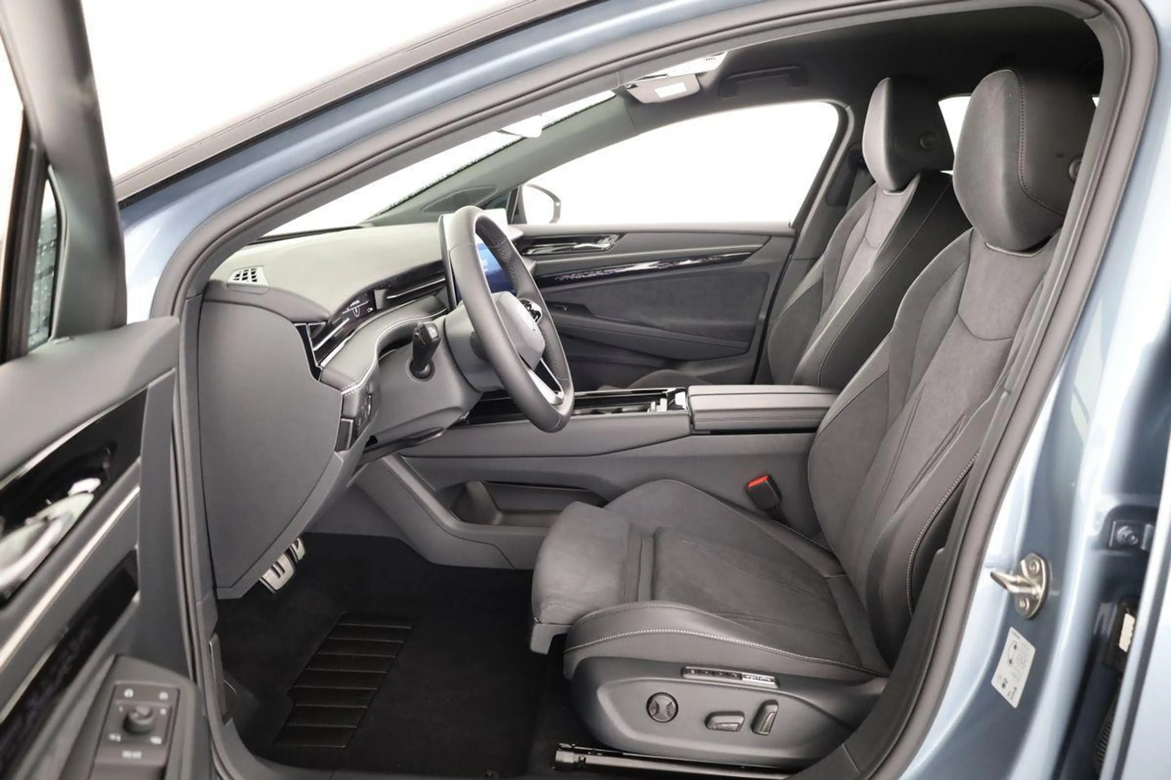 Volkswagen ID.7 Pro 210 kW Tourer Black, AHK, HuD, IQ.Light, IQ... — photo 10