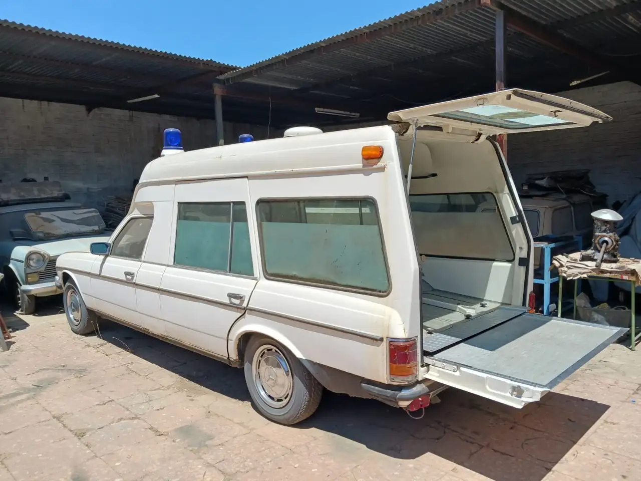Mercedes-Benz 250 Ambulance, foto 2