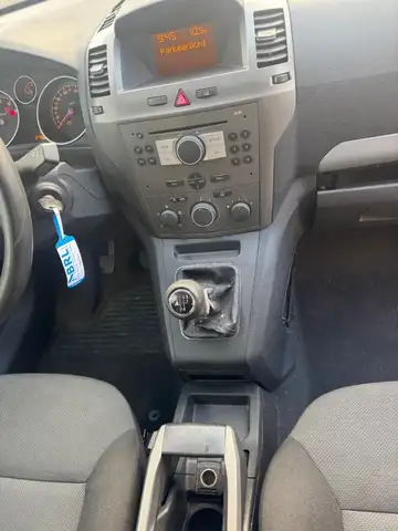 Opel Zafira view 3