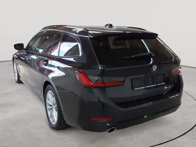 BMW 3 Series view 5