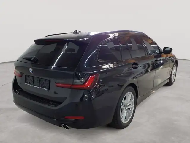 BMW 3 Series view 4