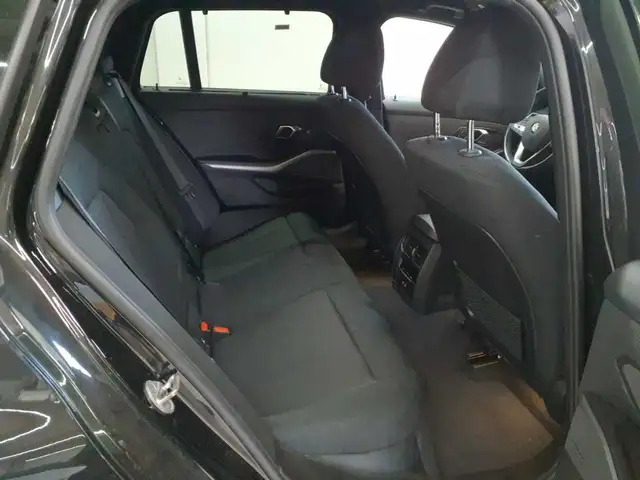 BMW 3 Series view 14