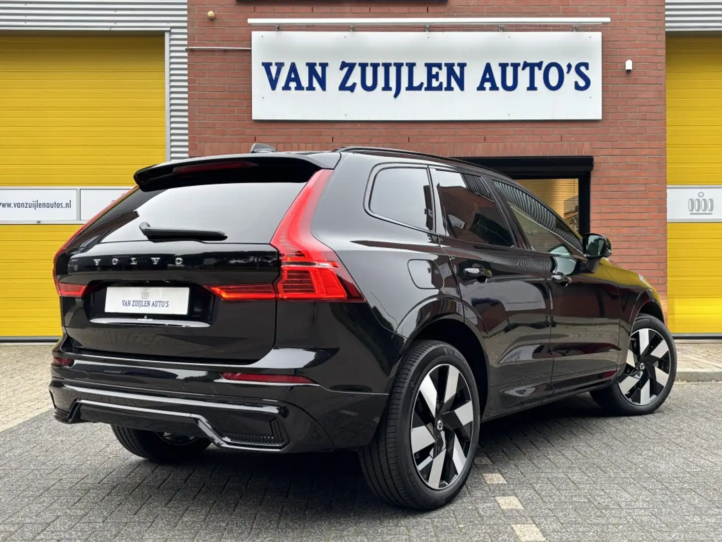 Volvo XC60 T6 AWD Plus Dark Panorama 20'' HarmanKardon Keyles Zwart - 2