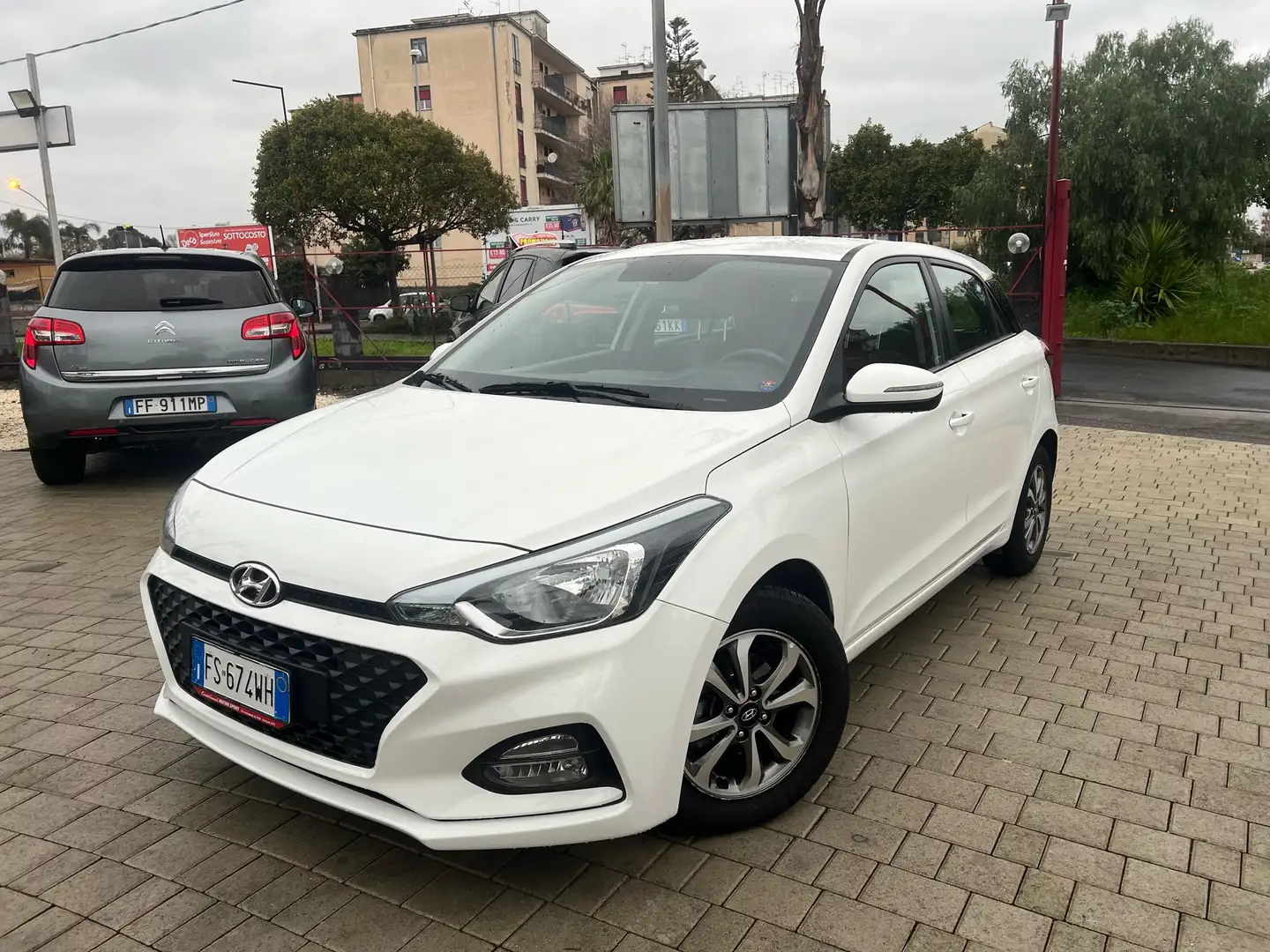 Hyundai i20 5p 1.2 Connect Line 75cv White - 1