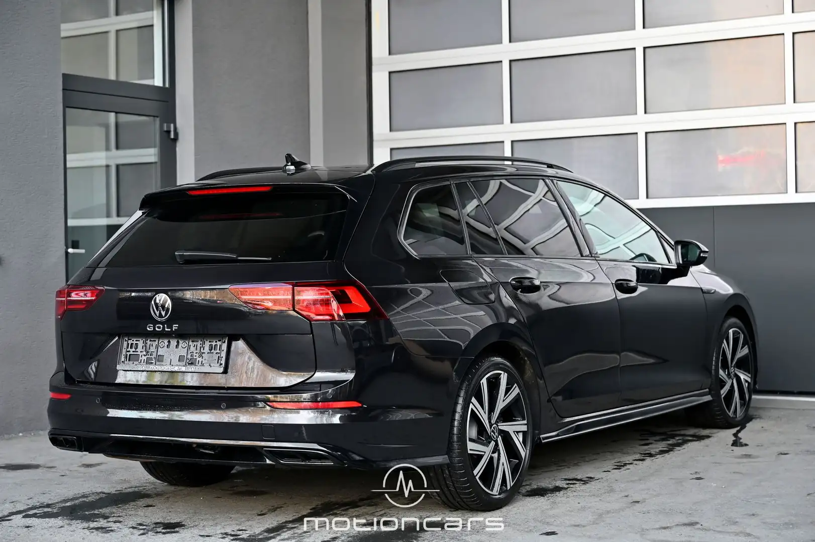Volkswagen Golf VIII R-Line Variant TSI DSG EXP € 21.733,- Schwarz - 2