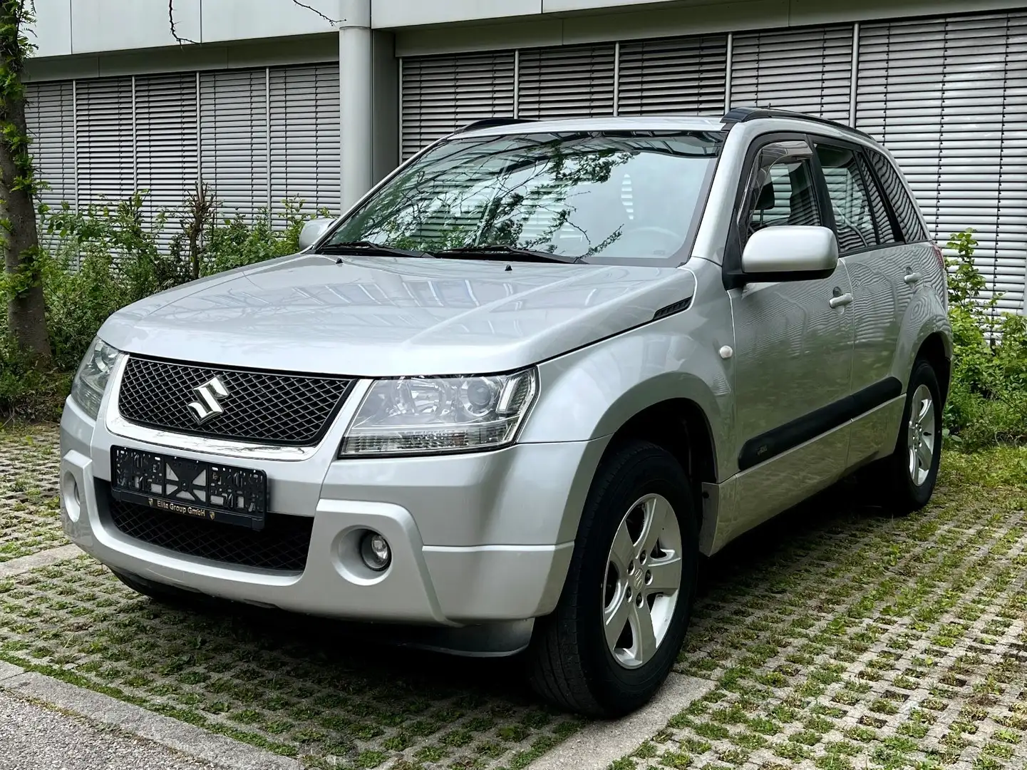 Suzuki Grand Vitara 1.9 DDIS Comfort 4x4/AHK/KLIMA Silber - 1