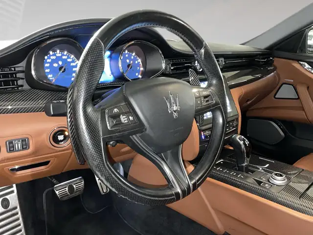 Maserati Quattroporte view 8