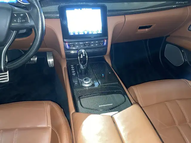 Maserati Quattroporte view 10