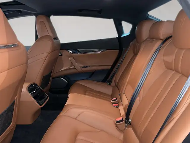 Maserati Quattroporte view 11