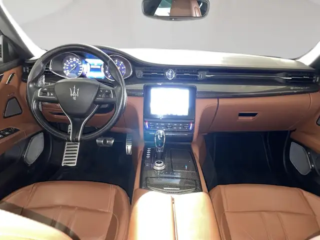 Maserati Quattroporte view 5
