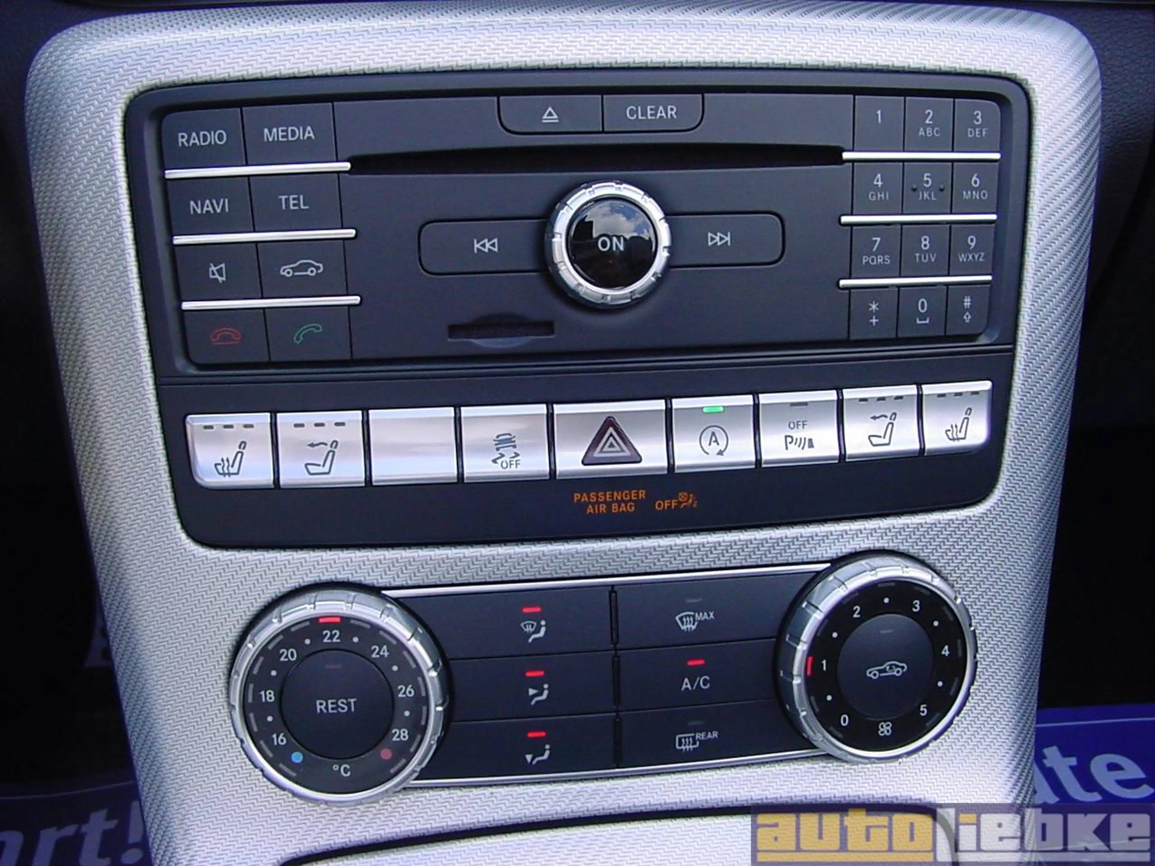 Mercedes-Benz SLC 180 LED,AIRSCARF,TW-A,LEDER,SHZ,PARK-ASS,BT,MB-SH! — photo 13