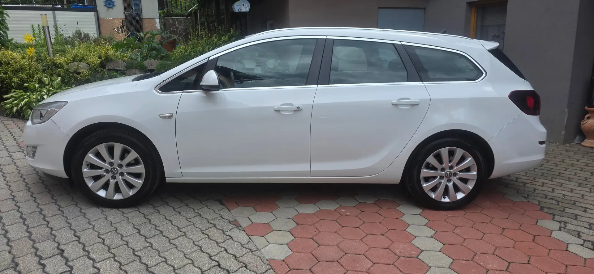 Opel Astra Astra J SportsTourer 1,7 CDTI Pickerl neu*Gepflegt Weiß - 2