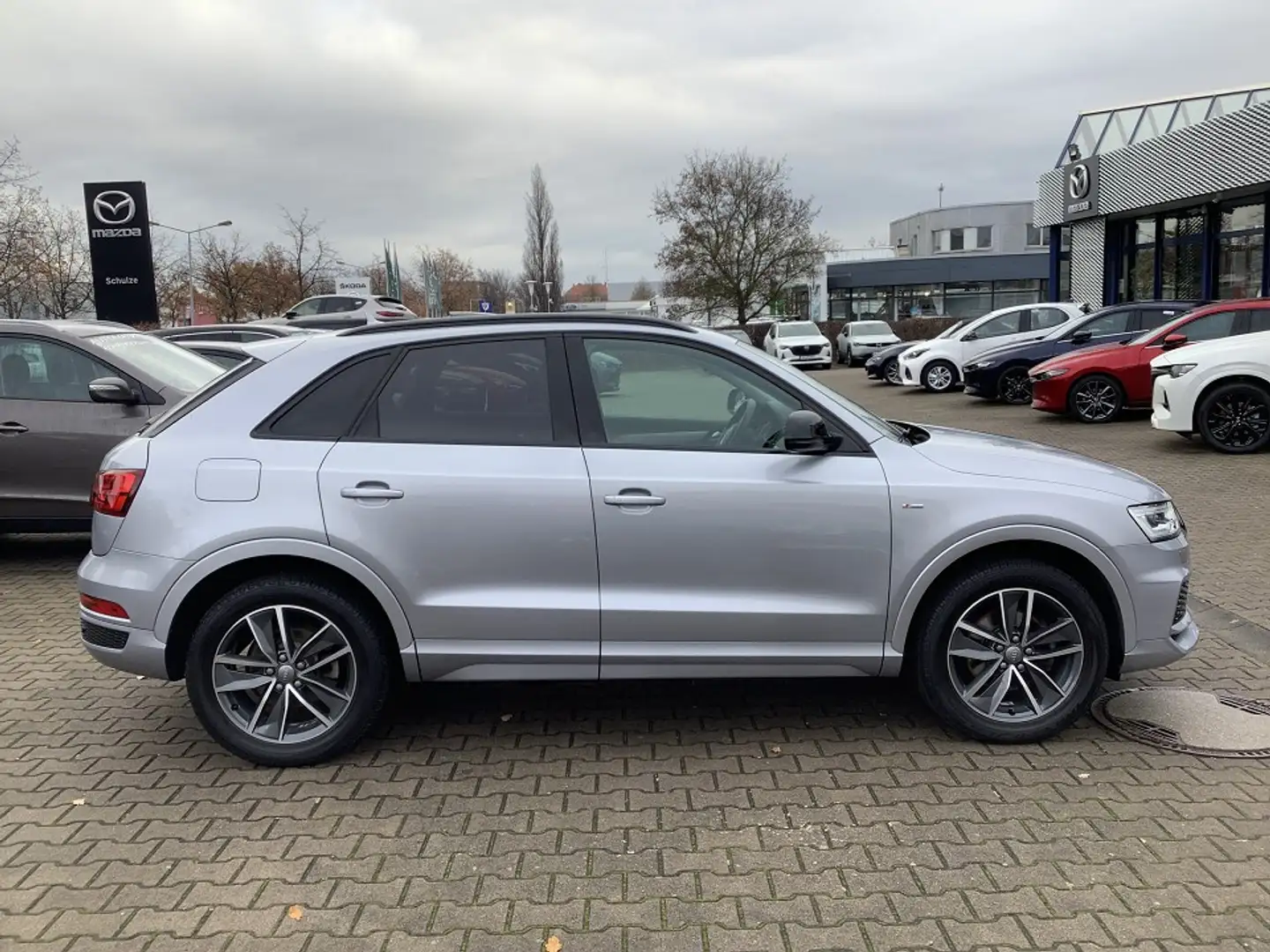 Audi Q3 1.4 TFSI sport S-Line Selection AHK schwenkbar Silber - 2