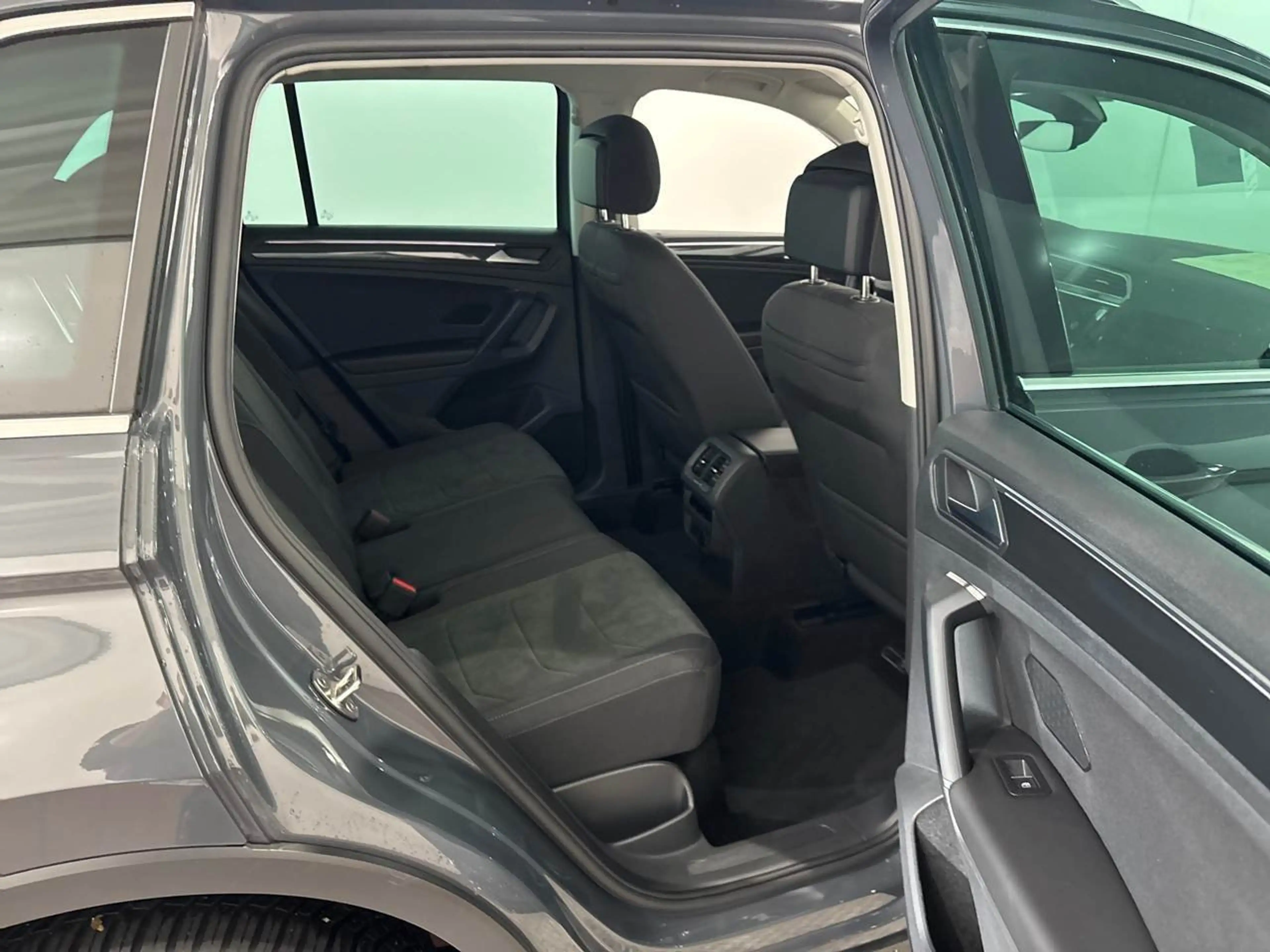 Volkswagen Tiguan 2.0 TDI Elegance Matrix 360° ACC BLIS — photo 12